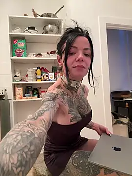 Snapshot of SkinnyLilly chatting on May 16, 7:24 pm SkinnyLilly online show from May 16, 7:24 pm