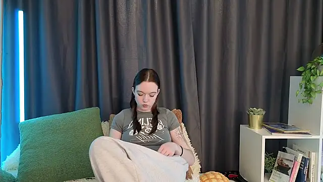SunyLily online show from March 12, 6:28 am