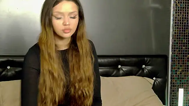 MelanieSutton online show from April 13, 3:21 am