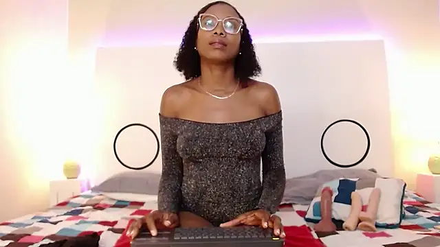 DanellaZiu online show from April 23, 1:35 pm