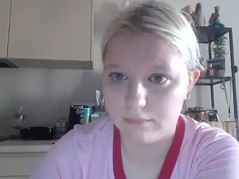 Snapshot of LenaSecret19 chatting on August 4, 5:34 am LenaSecret19 online show from August 4, 5:34 am