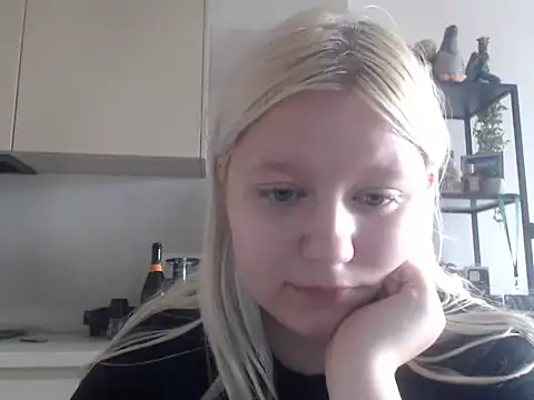 Snapshot of LenaSecret19 chatting on July 28, 5:37 am LenaSecret19 online show from July 28, 5:37 am
