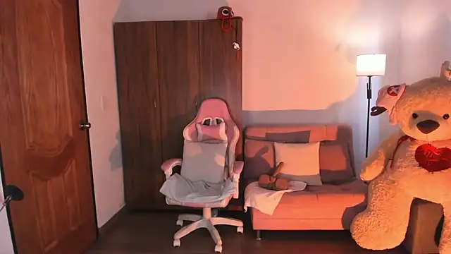 hi kiittyy online show from April 5, 10:33 am