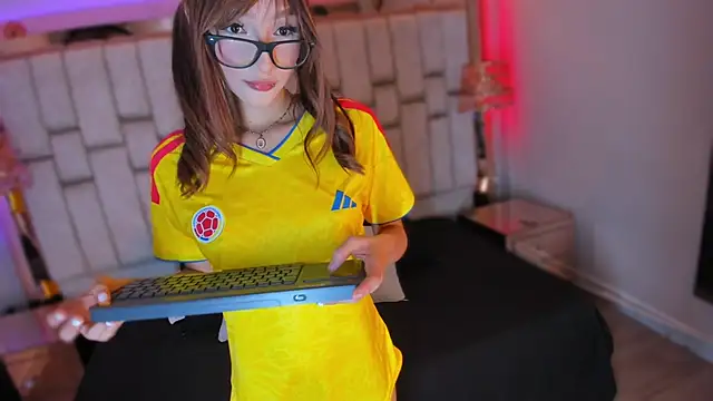 FoxxxyPink online show from April 4, 8:15 pm