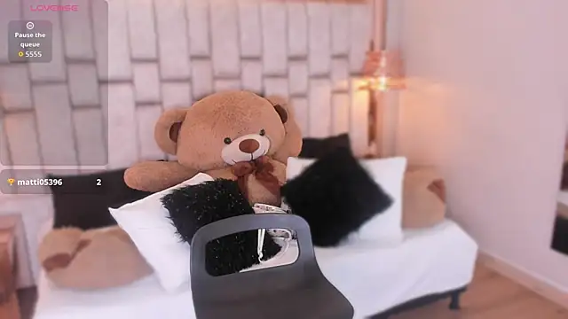 Snapshot of FoxxxyPink chatting on June 19, 7:52 pm FoxxxyPink online show from June 19, 7:52 pm