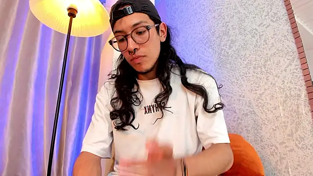 Snapshot of Enzo_rey chatting on March 3, 9:22 pm Enzo rey online show from March 3, 9:22 pm