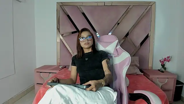 Snapshot of Angell_cherryht chatting on June 26, 8:47 pm Angell cherryht online show from June 26, 8:47 pm