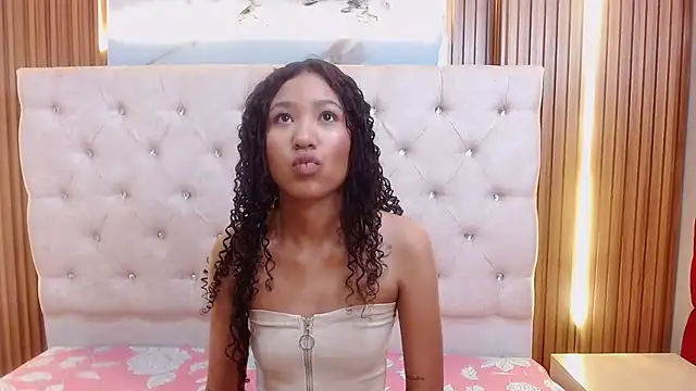 skiaracl202 online show from March 29, 10:11 pm