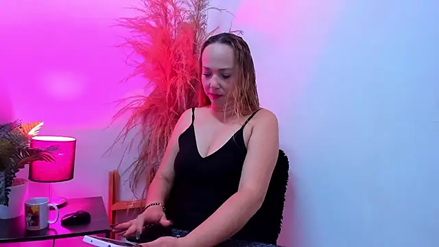 Snapshot of KahiaSmith chatting on July 9, 12:59 pm KahiaSmith online show from July 9, 12:59 pm