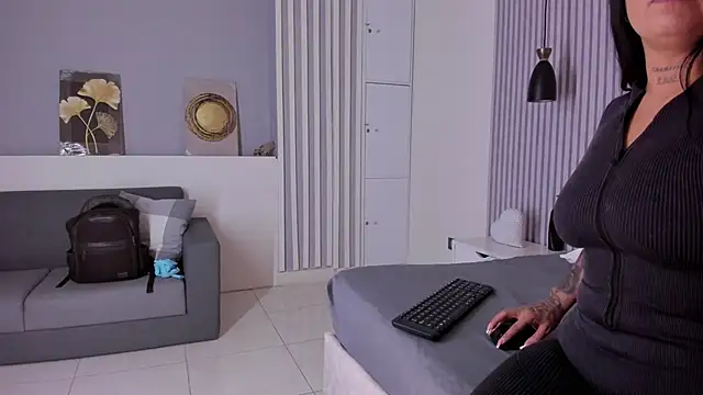 ManuelaMontes  online show from April 15, 11:38 am