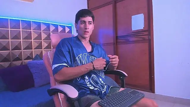 Snapshot of Dark_Valentino_ chatting on June 15, 12:01 am Dark Valentino online show from June 15, 12:01 am