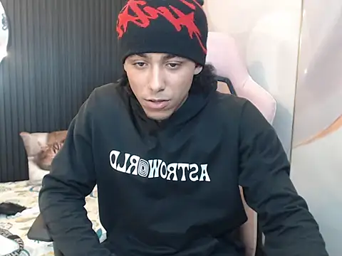 taylor bigdick18 online show from April 18, 1:52 am