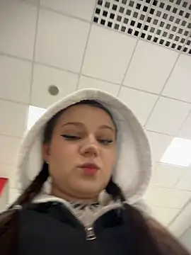 MaryLola online show from March 29, 9:44 am