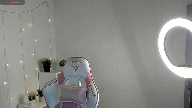 LunaRossaa online show from April 4, 11:55 pm