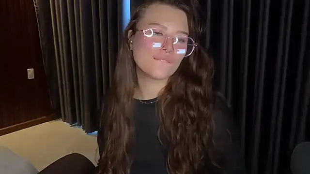 KristieKitty online show from May 16, 10:53 pm