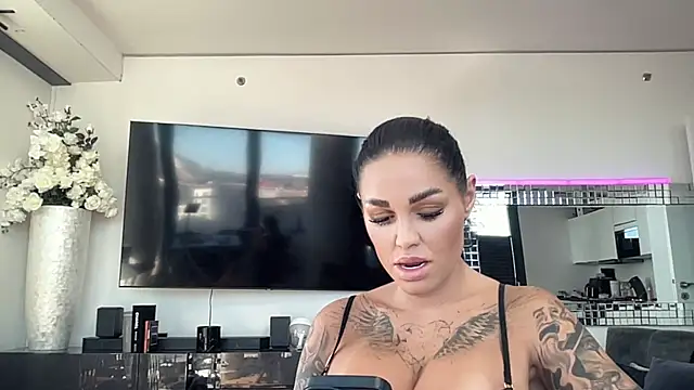 AMBER HARD online show from April 7, 2:41 pm