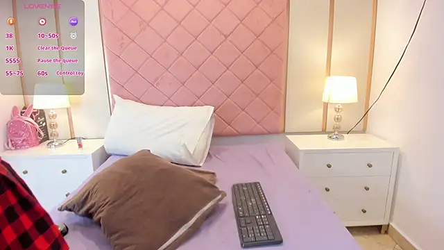 Alexa Jonees online show from April 14, 8:03 pm