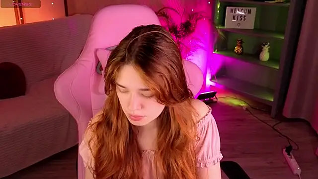 TiffanyVex online show from April 22, 3:30 pm