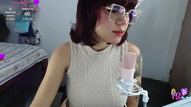 Snapshot of kinky_catalina chatting on May 5, 8:50 am kinky catalina online show from May 5, 8:50 am