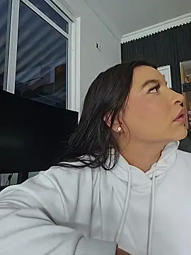 Snapshot of Pretty_Julieta chatting on July 2, 7:09 pm Pretty Julieta online show from July 2, 7:09 pm