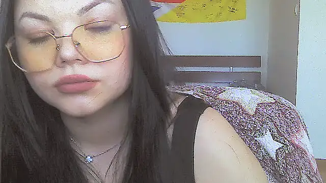 vvikkiii online show from March 5, 1:30 pm