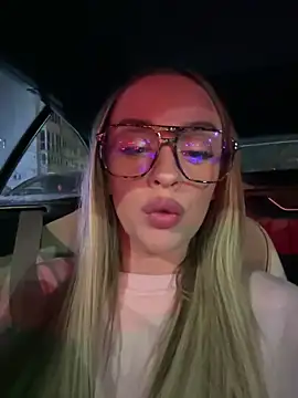 KatieCutieXooo online show from March 24, 7:03 pm