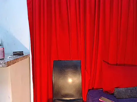 DarkDivva18 online show from May 11, 2:45 pm