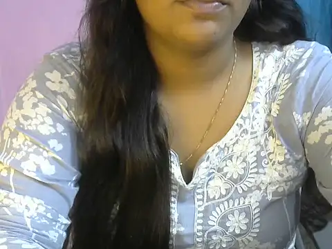QUEEN-OF-QUEEN online show from July 7, 8:01 pm