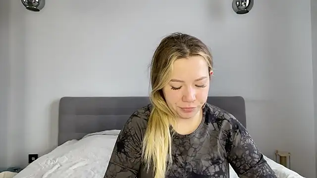 alyrasun online show from April 6, 6:14 am