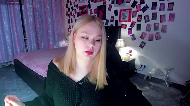 AmeliaMerris online show from April 7, 8:32 pm