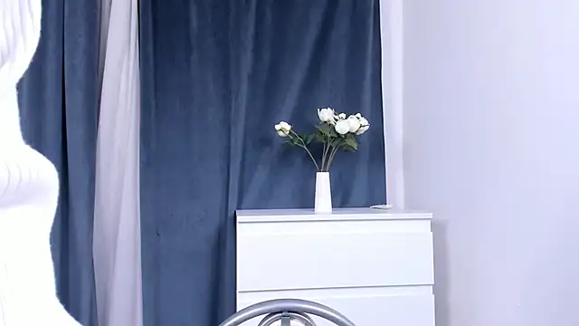 LareeGuzzo online show from March 13, 6:35 pm