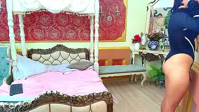 Sienna Dark online show from April 29, 5:30 pm