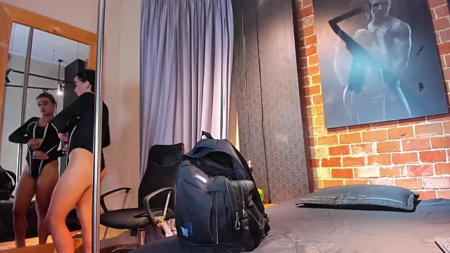 Sienna Dark online show from April 6, 11:00 am