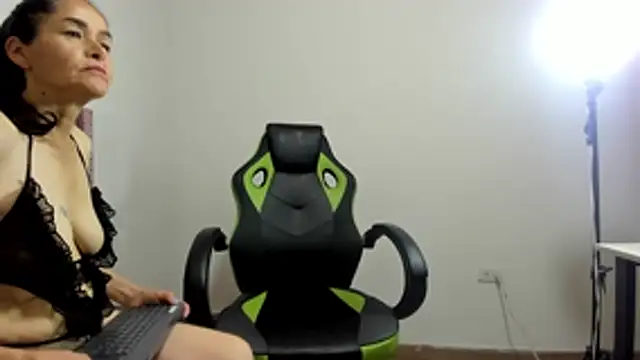 Snapshot of Liz_Grettel chatting on July 28, 8:52 pm Liz Grettel online show from July 28, 8:52 pm
