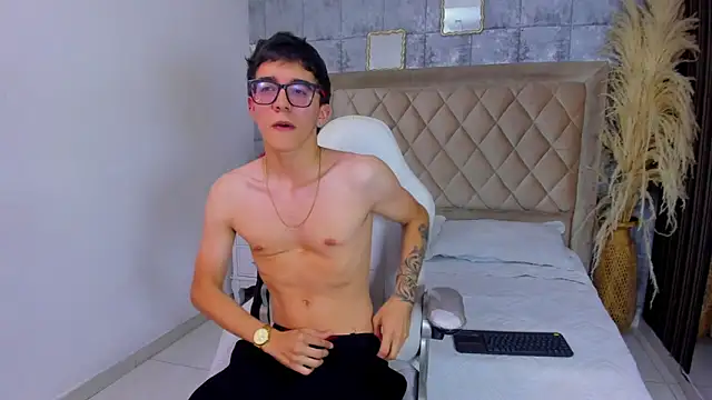 TylerCross  online show from April 8, 8:21 pm