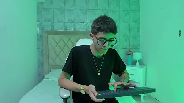 TylerCross  online show from March 13, 8:58 pm