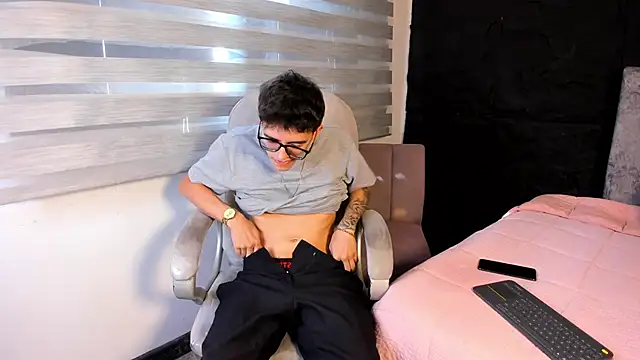 TylerCross  online show from March 22, 8:21 pm