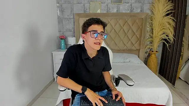 TylerCross  online show from March 23, 8:19 pm