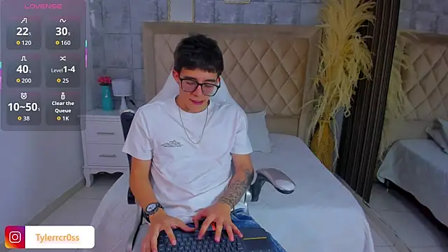 TylerCross  online show from April 4, 8:48 pm