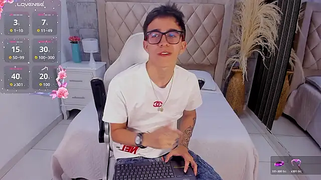 TylerCross  online show from March 24, 9:48 pm