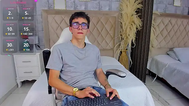 TylerCross  online show from April 3, 8:37 pm