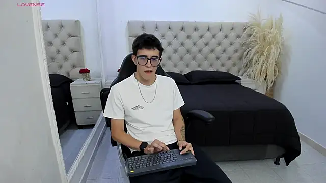 TylerCross  online show from March 29, 5:25 pm