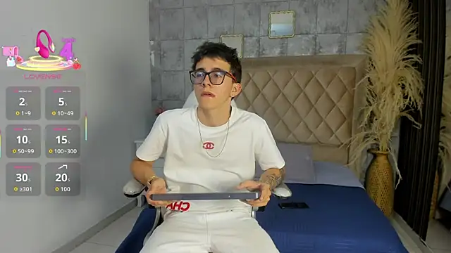 TylerCross  online show from March 30, 8:32 pm