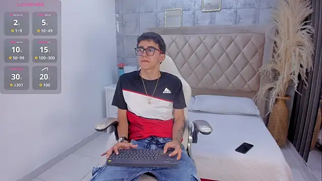 TylerCross  online show from March 26, 8:51 pm