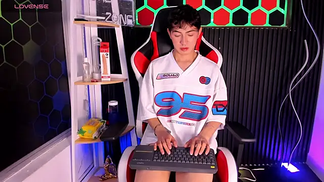 Cristopher Wild online show from April 7, 9:05 pm