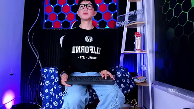 Cristopher Wild online show from April 15, 4:44 pm