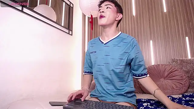Cristopher Wild online show from June 8, 8:31 pm