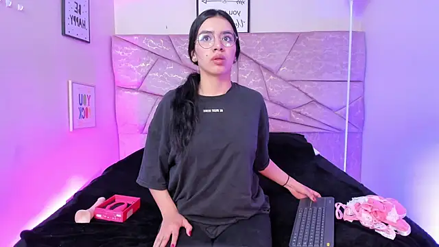 Amara Velle online show from May 4, 1:03 pm