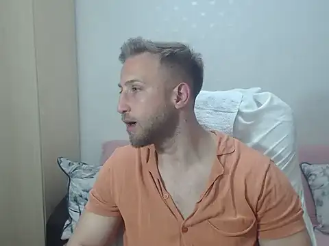 Snapshot of BlondEagleMuscle chatting on May 17, 9:26 pm BlondEagleMuscle online show from May 17, 9:26 pm