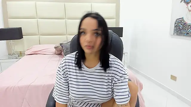 Chloelarsons online show from April 19, 6:21 pm